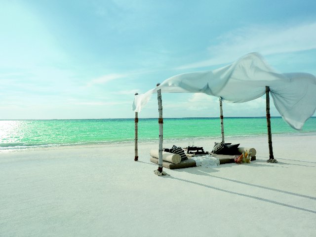 Plage du Shangri-La's Villingili aux Maldives.