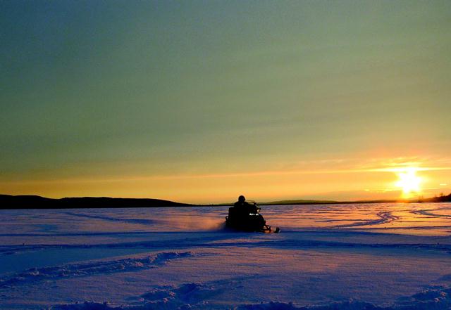 AVENTURIA_-_CANADA_-_LE_RAID_GRAND_CONFORT_2 Motoneige au coucher de soleil