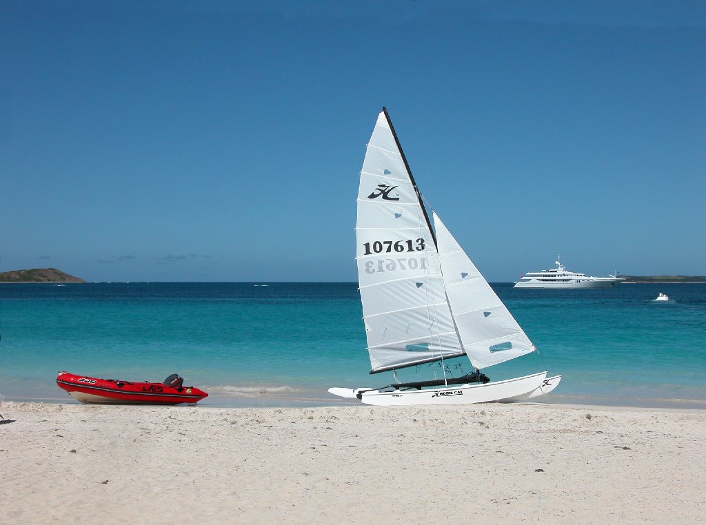 Deux bateaux sur une plage à Saint Martin
