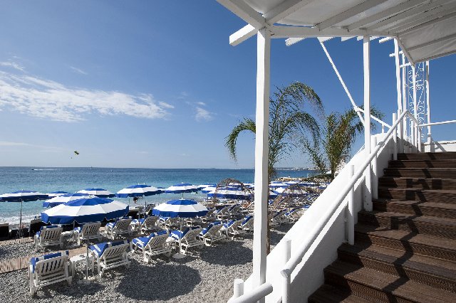 Beau_Rivage_-_Plage_-_Descente_descalier_Zen parasols bleus sur une plage de sable fin