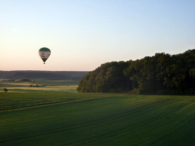 France_Montgolfieres_Vezelay_2011. Une Montgolfiere dans le ciel