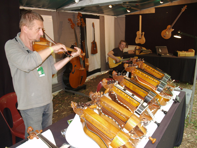 Un stand de luthier lors du festival.