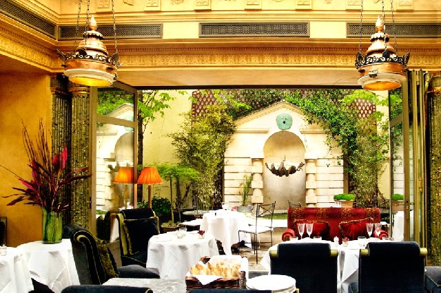 Verrière du Restaurant de l'Hotel ouverte sur la terrasse