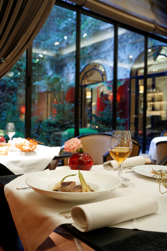 Une assiette à la table du Lancaster, Paris restaurant gastronomique