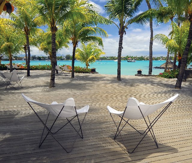 Le Mauricia, la plage avec palmier verts et mer bleu turquoise