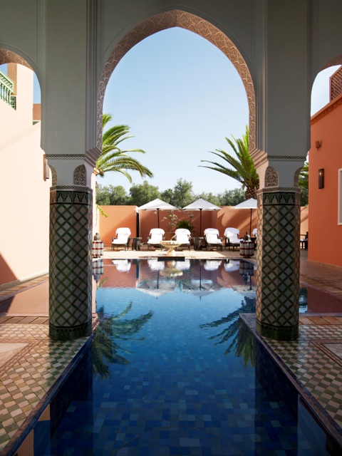 Vue sur l'extérieur à travers une arcade au Mamounia