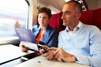 dans le thalys, un couple lit la brochure wifi
