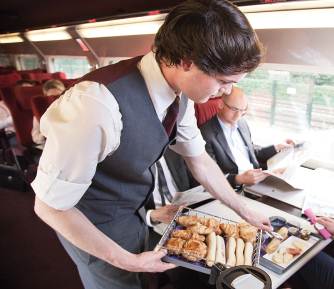 Dans le Thalys, petit-déjeuner en place
