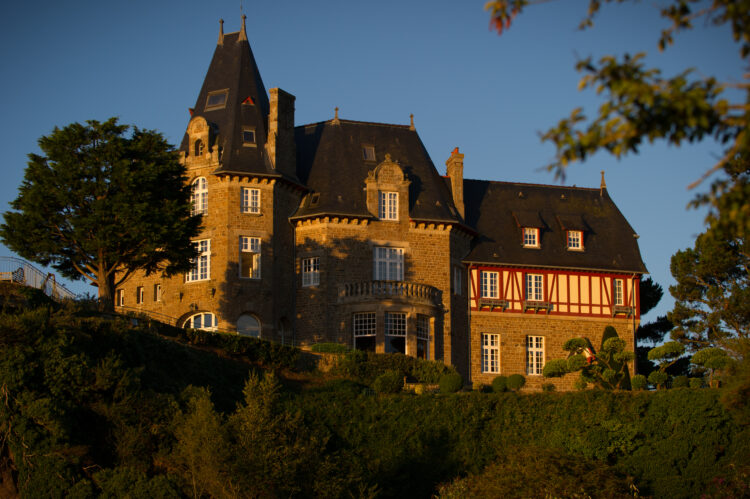 Vue en fin de journée du Château Richeux, en Ille-et-Vilaine