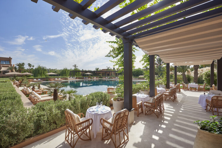 Une terrasse de restaurant avec vue sur les jardinset la piscine du Mandarin Oriental Marrakech au Maroc