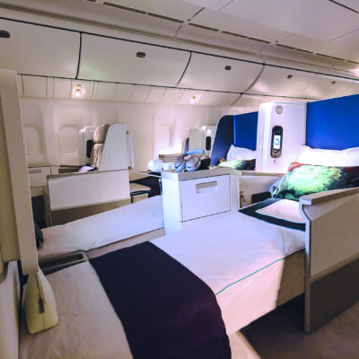 Fauteuils aménagés en lits pour la nuit dans une cabine Première Classe de jet privé TMR