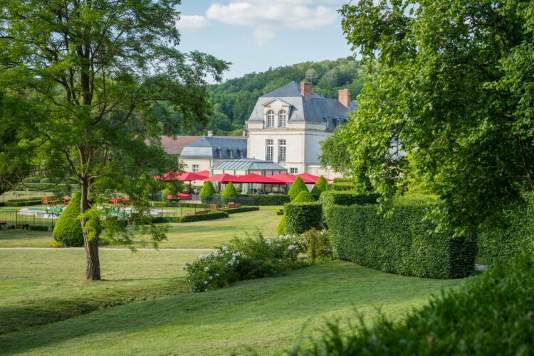 Jardin à la française avec le château au toit d'ardoise de Courcelles, en Aisne et Champagne
