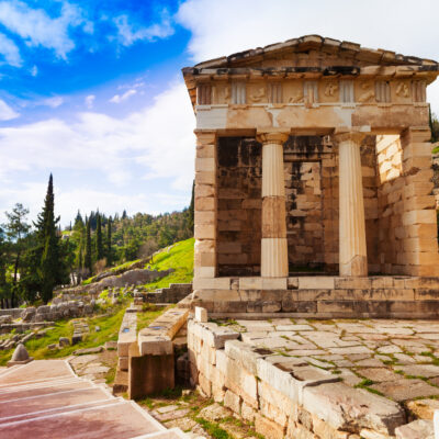 Vue sur les vestiges du temple de Thesaurus dans le sanctuaire de Delphes, en Grèce