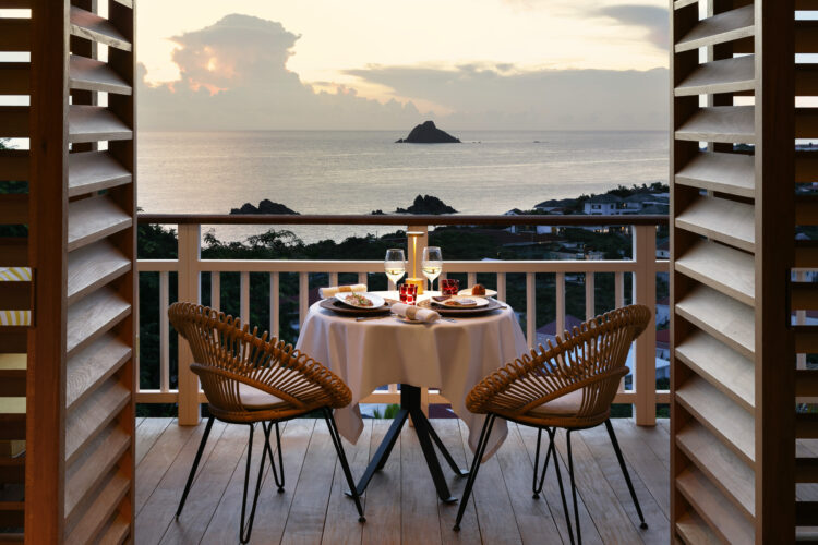 Une table dressée sur un balcon face à la mer des Caraïbes