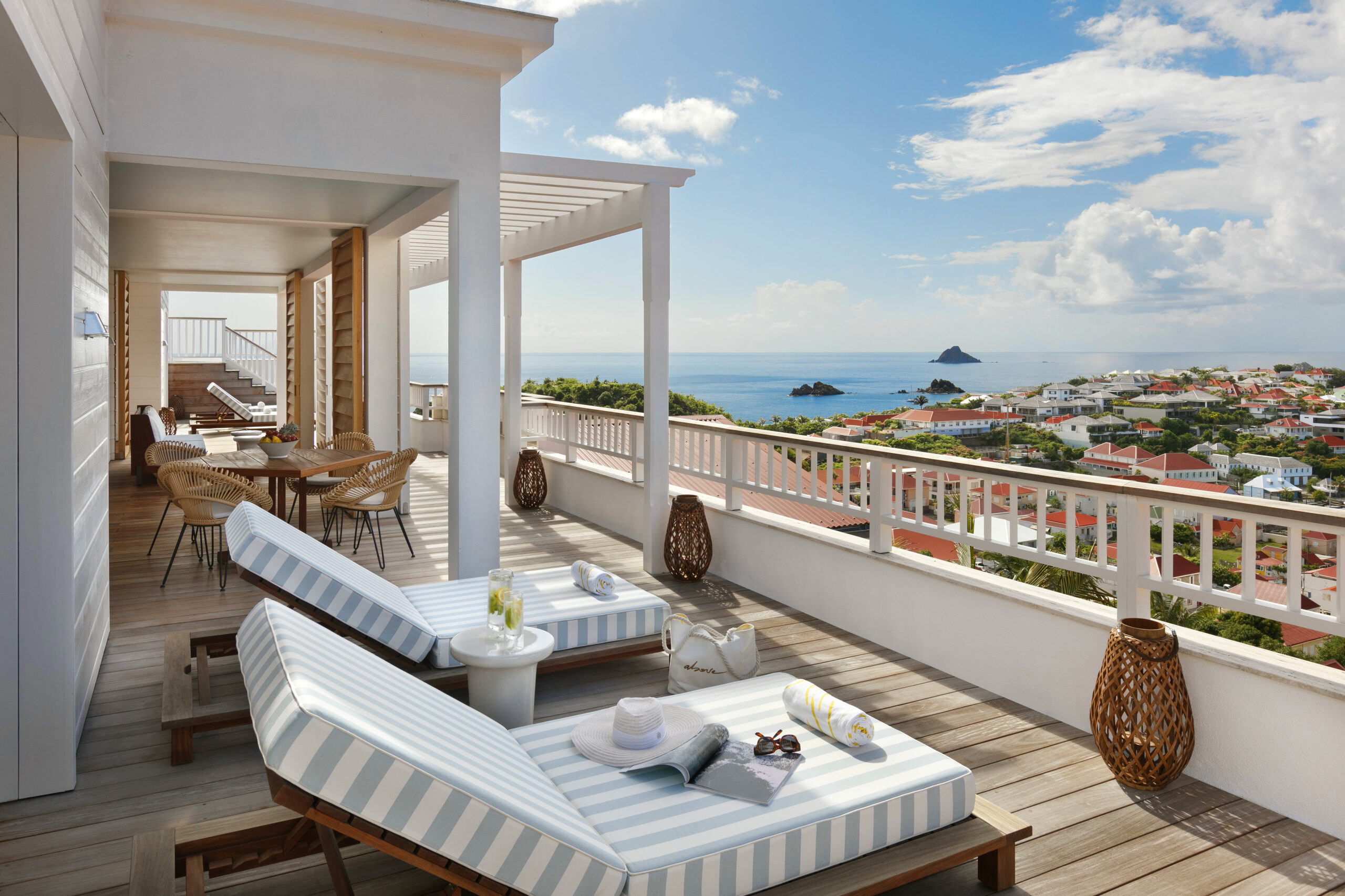 Une terrasse avec de confortables chaises longues et une vue sur la mer turquoise