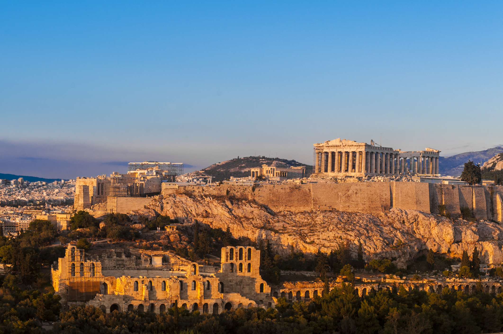 Vue du rocher de l'Acropole à Athènes en Grèce, ruines de temples s