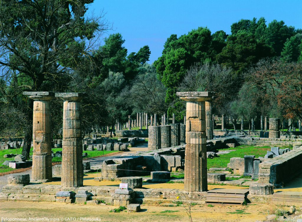 Ruines et collones d'un temple à Olympie, en Grèce