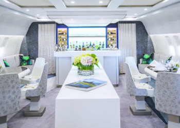 Intérieur luxueux du restaurant à bord du jet privé TMR