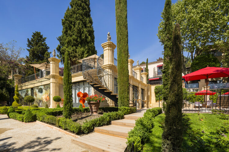 Jardin planté de cyprès et de buis de la Villa Gallici à Aix-en-Provence