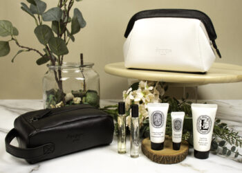 Trousses de toilette blanches et noires de la marque Diptyque avec tubes de crème et flacons d'eaux de toilette