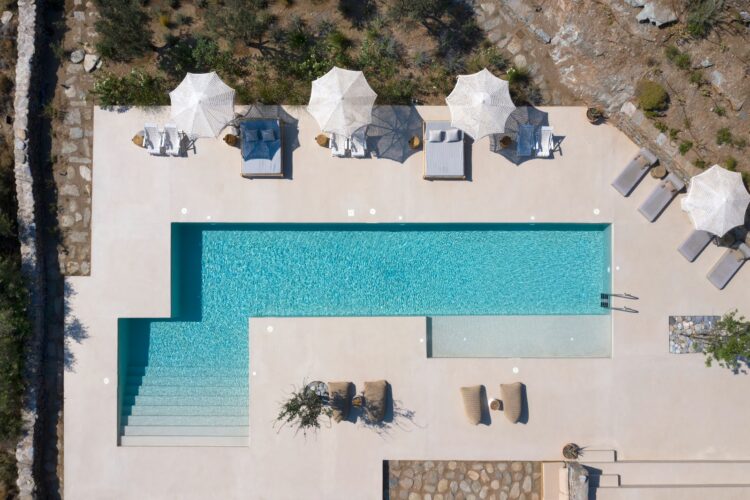 Vue aérienne d'une piscine bleue, sur l'île grecque de Kea, dans les Cyclades