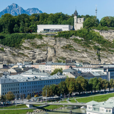 Vue lointaine du Musée d'art moderne qui se trouve sur le Moenchsberg à Salzbourg, en Autriche