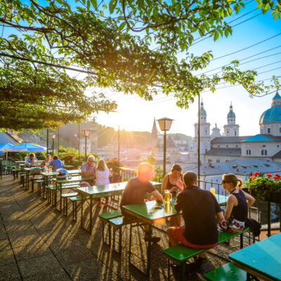 Terrasses de restaurants dans le coeur historiques de Salzbourg en Autriche