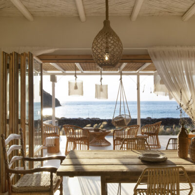 Une salle à manger avec vue sur la mer Egée, dans le boutique-hôtel Kea Retreat situé sur l'île grecque de Kea, dans les Cyclades