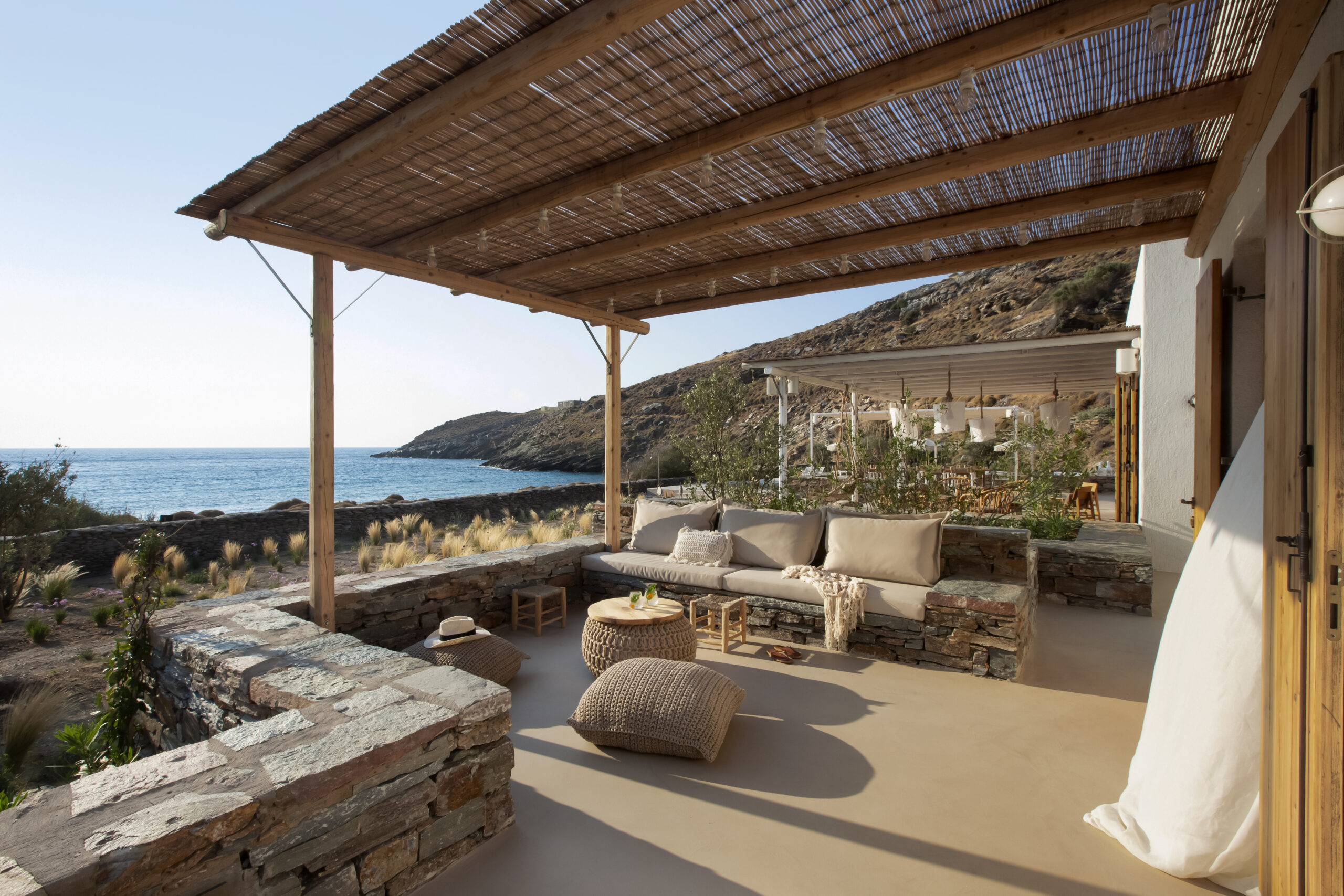 Une terrasse face à la mer Egée, dorée par le soleil de la fin de journée sur l'île grecque de Kea, dans les Cyclades