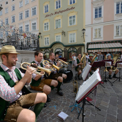 Un orchestre de trompettes, dans le vieille ville de Salzbourg, en Autriche