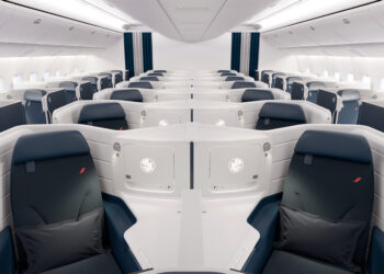 Fauteuils en cuir et laine de la cabine blanche et noire de la Business Class d'un avion Air France