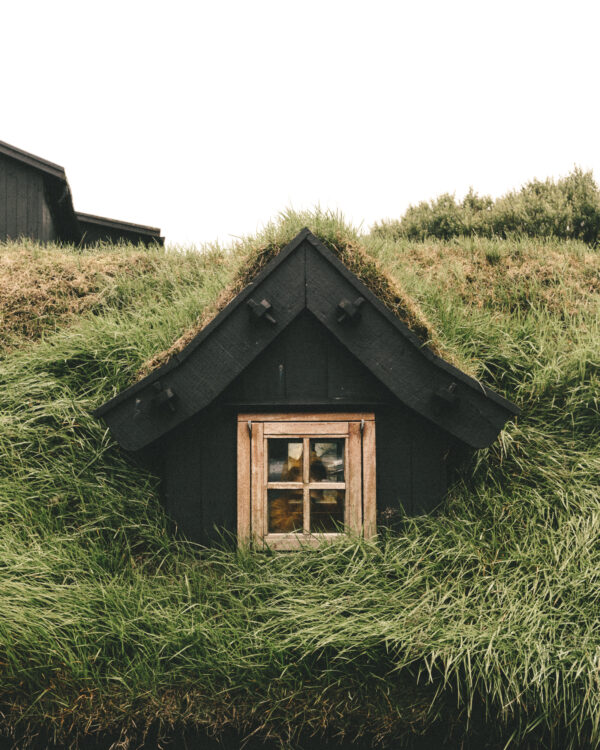 Le toit d'une maison, recouvert par de l'herbe verte, dans les îles Féroé