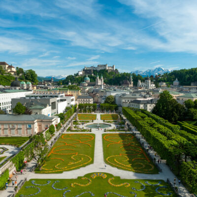 Vue aérienne des jardins baroques du château Mirabell à Salzbourg, en Autriche