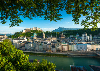 Vue panoramique de Salzbourg en Autriche, avec ses clochers, ses dômes et sa forteresse
