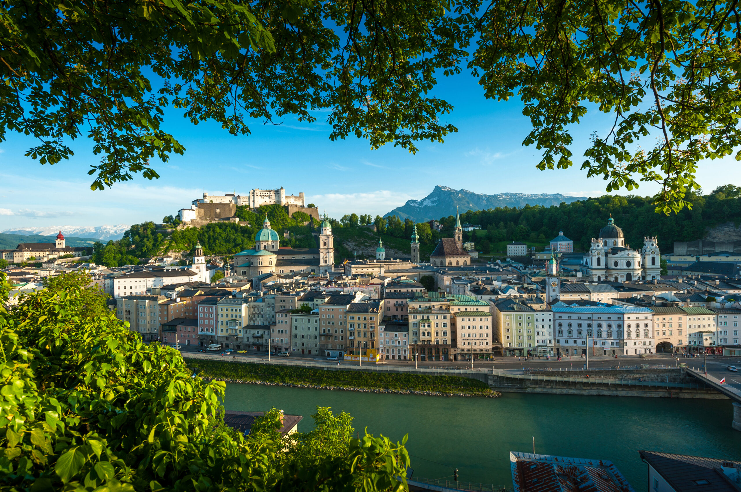 Vue panoramique de Salzbourg en Autriche, avec ses clochers, ses dômes et sa forteresse