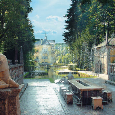 Sculptures et fontaines du château d'Hellbrunn à Salzbourg, en Autriche