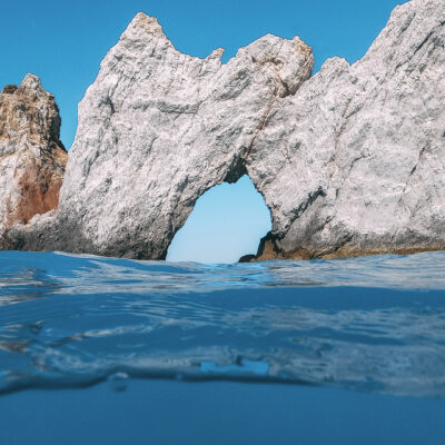 Arche naturel sur le littoral rocheux de l'île de Skiathos, en Grèce
