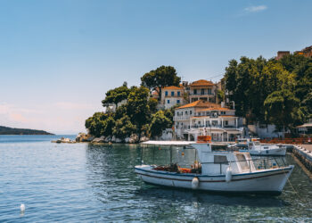 Des bateaux de pêche et de plaisance dans le port de Skiathos, en Grèce