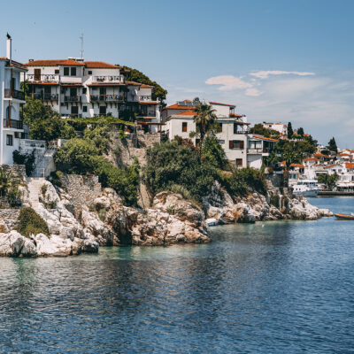 Côte rocheuse et maisons blanches, face à la mer Egée, sur l'île de Skiathos, en Grèce
