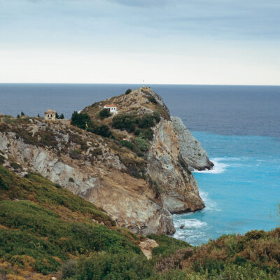 Côte rocheuse et mer Egée turquoise sur l'île de Skiathos, dans l'archipel des Sporades, en Grèce