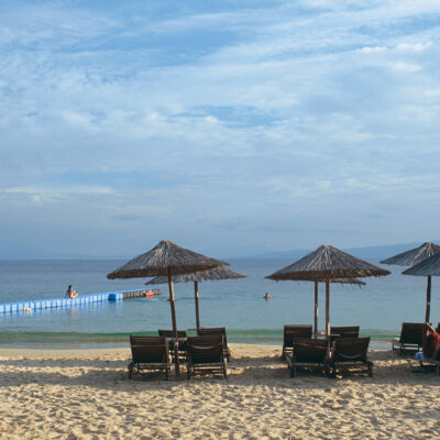 Transats et parasols sur une plage de sable de l'île de Skiathos, en Grèce