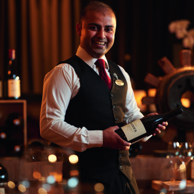 Un sommelier de l'hôtel Constance Belle-Mare Plage sur l'île Maurice