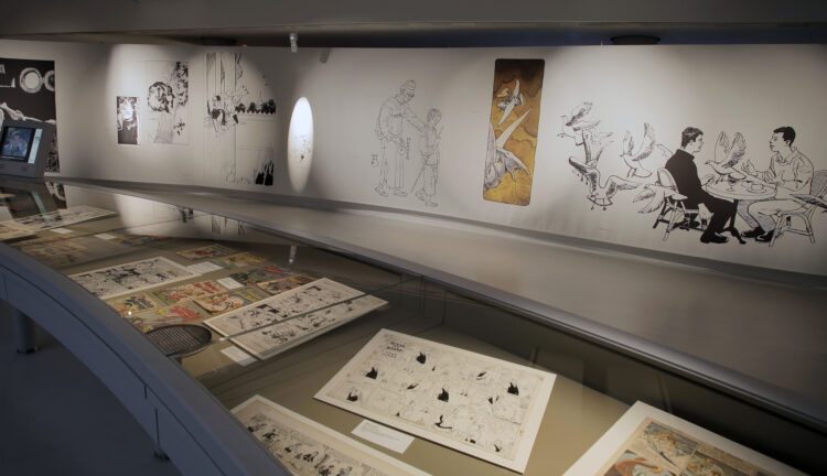 Une salle du musée de la bande-dessinée à Angoulême, avec des planches en noir et blanc de B.D et des dessins sur les murs