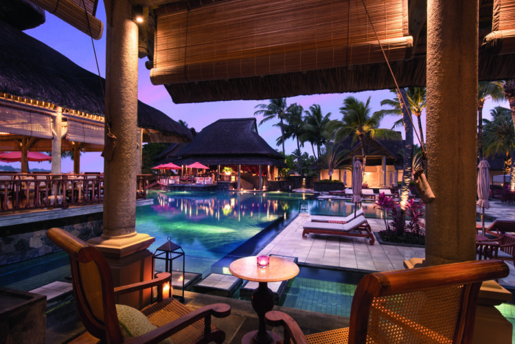 Une table, à la nuit tombée, à l'hôtel Constance Le Prince Maurice, sur l'île Maurice