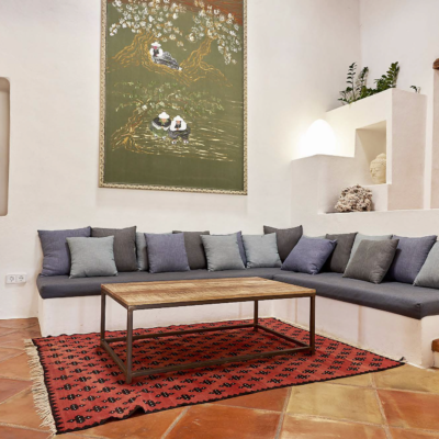 Un salon élégant avec canapé gris et tableaux à La Pensée Sauvage, à ibiza