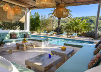 Des canapés confortables, au bord d'une piscine turquoise de La Pensée Sauvage, à Ibiza.