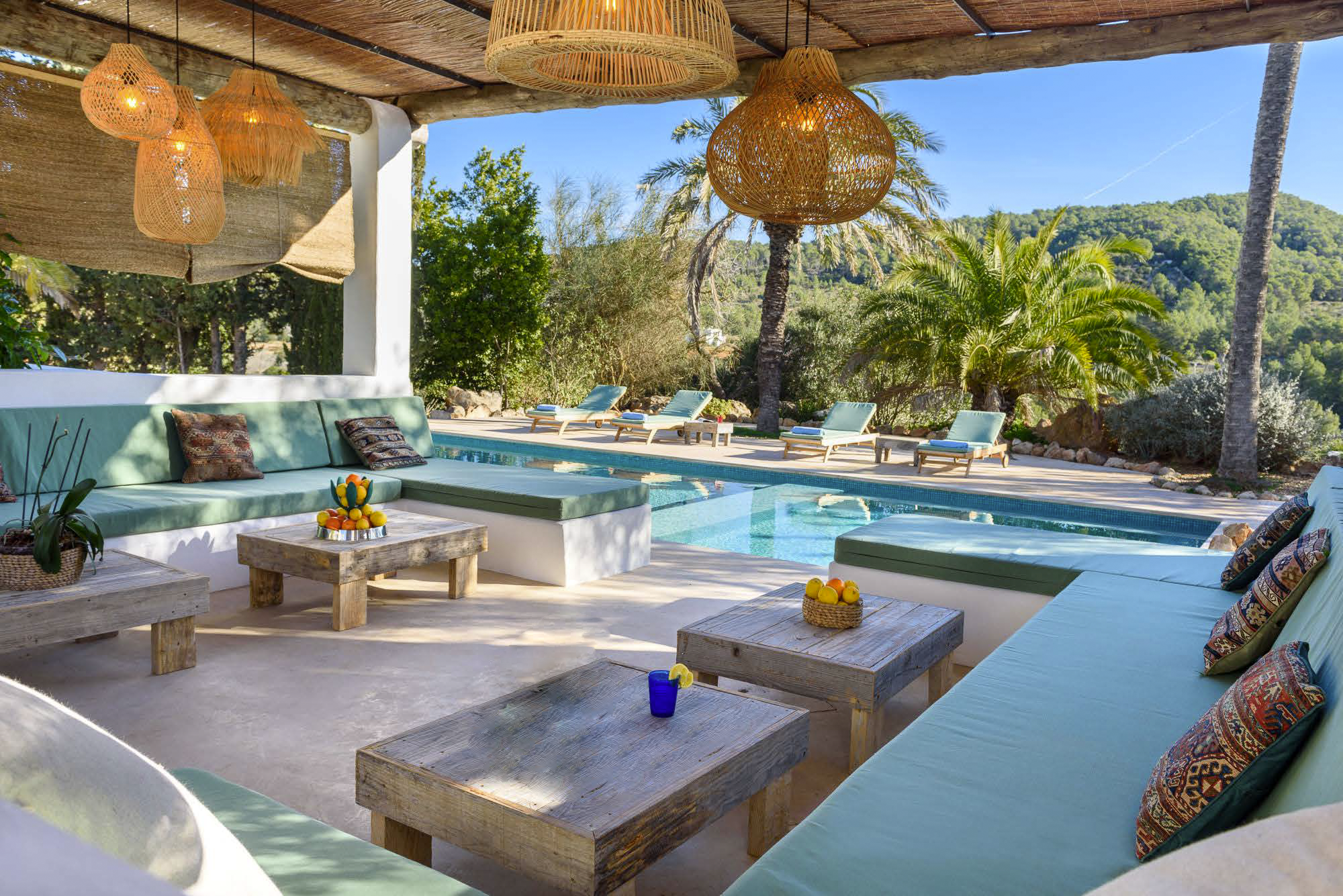 Des canapés confortables, au bord d'une piscine turquoise de La Pensée Sauvage, à Ibiza.