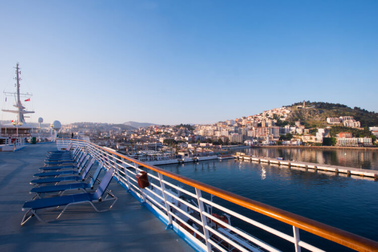 Arrivée d'un navire Celestyal Cruises au port de Kusadasi en Turquie qui fait partie des escales proposées lors de croisières vers les îles grecques et la Méditerranée orientale