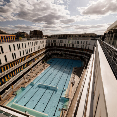 Vue de haut de la piscine Molitor depuis le rooftop de l'hôtel à Paris