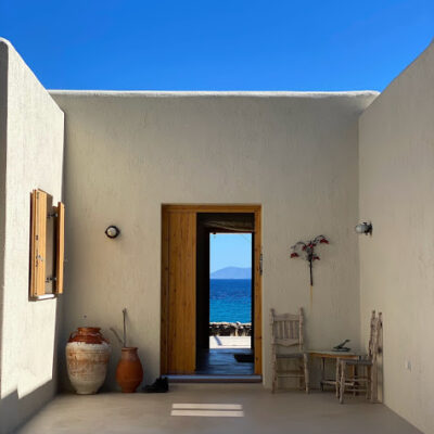Un patio avec une porte ouverte donnant sur la mer Egée, sur l'île grecque de Kea, dans les Cyclades